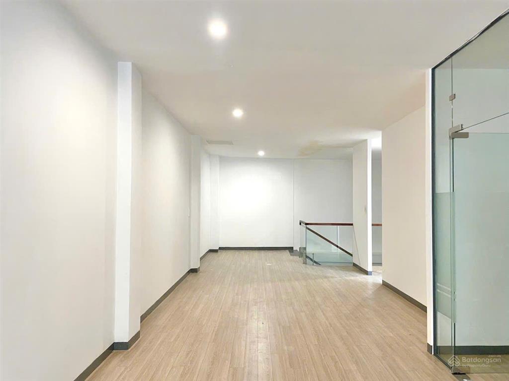 215a  215b hai bà trưng, p6, q3 góc điện biên phủ, đối diện cv lê văn tám (có bãi giữ xe hơi rộng)
