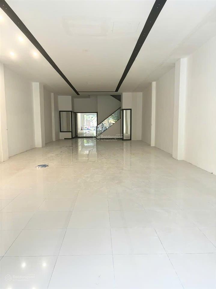 215a  215b hai bà trưng, p6, q3 góc điện biên phủ, đối diện cv lê văn tám (có bãi giữ xe hơi rộng)