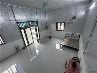 Nhà riêng cấp 4 diện tích 60m2, đường trước nhà rộng hơn 4,5m có sân đậu xe ô tô thoáng trước nhà.