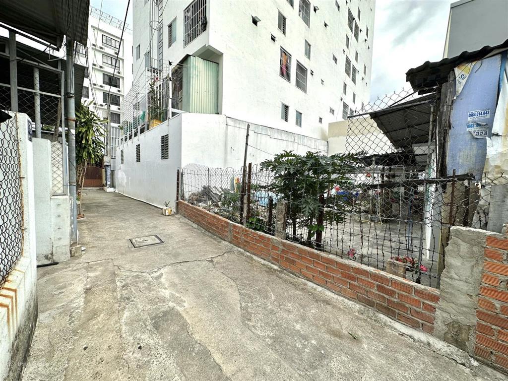 Cần bán nhanh lô đất gần bãi tắm biển hòn chồng