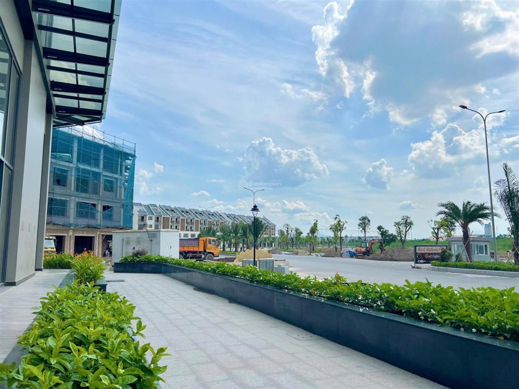 5,2 tỷ/83 m2 2 ngủ(tặng thêm voucher 450700 triệu) tầng trung view khu biệt thự siêu đẹp wisteria