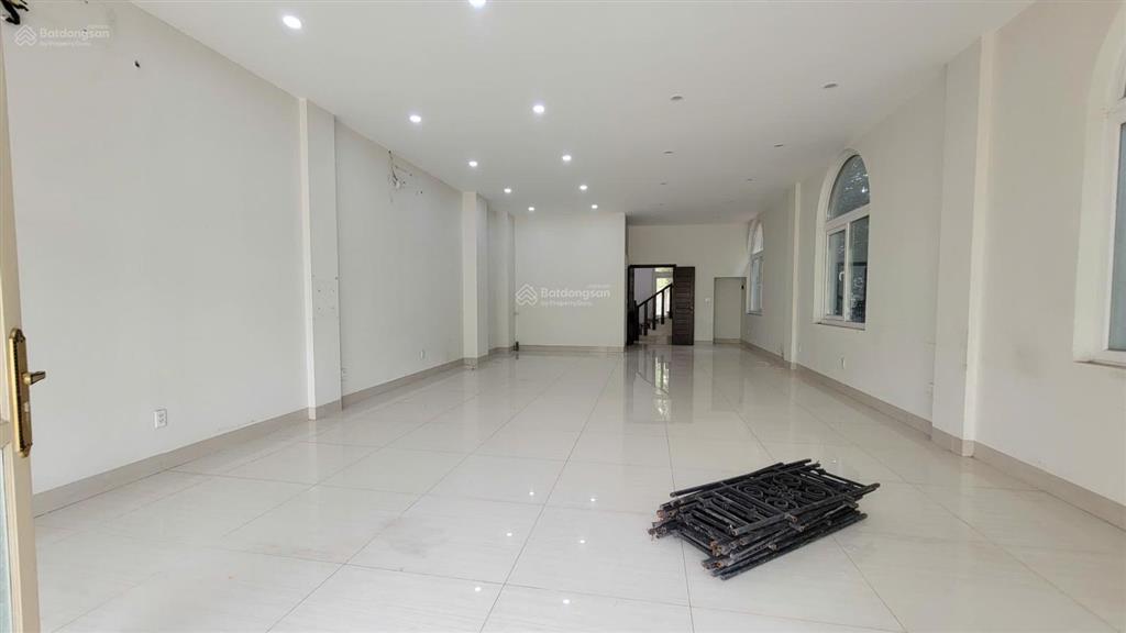 Cho thuê shophouse căn góc 300m full nội thất mặt đường đôi nam an khánh rộng 39m. 0902 866 ***