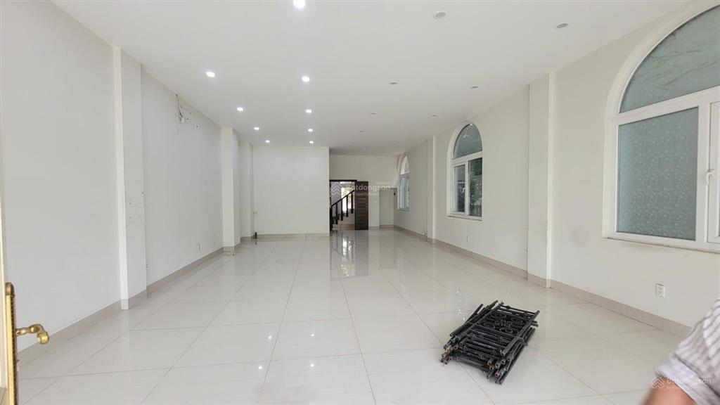 Cho thuê shophouse căn góc 300m full nội thất mặt đường đôi nam an khánh rộng 39m. 0902 866 ***