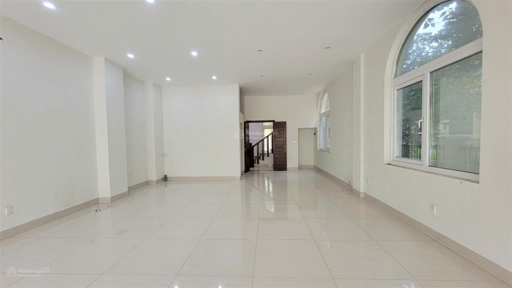Cho thuê shophouse căn góc 300m full nội thất mặt đường đôi nam an khánh rộng 39m. 0902 866 ***