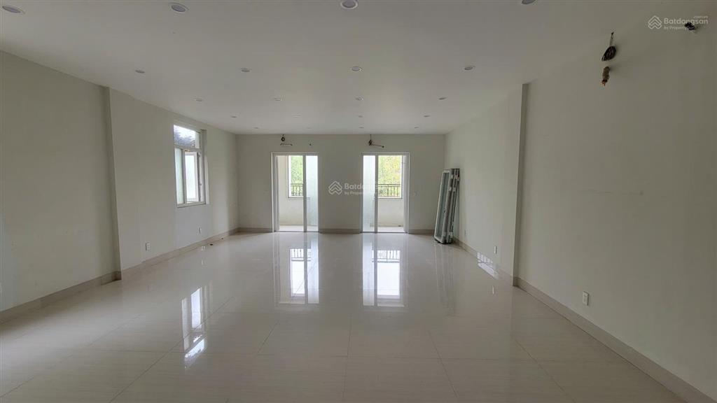Cho thuê shophouse căn góc 300m full nội thất mặt đường đôi nam an khánh rộng 39m. 0902 866 ***