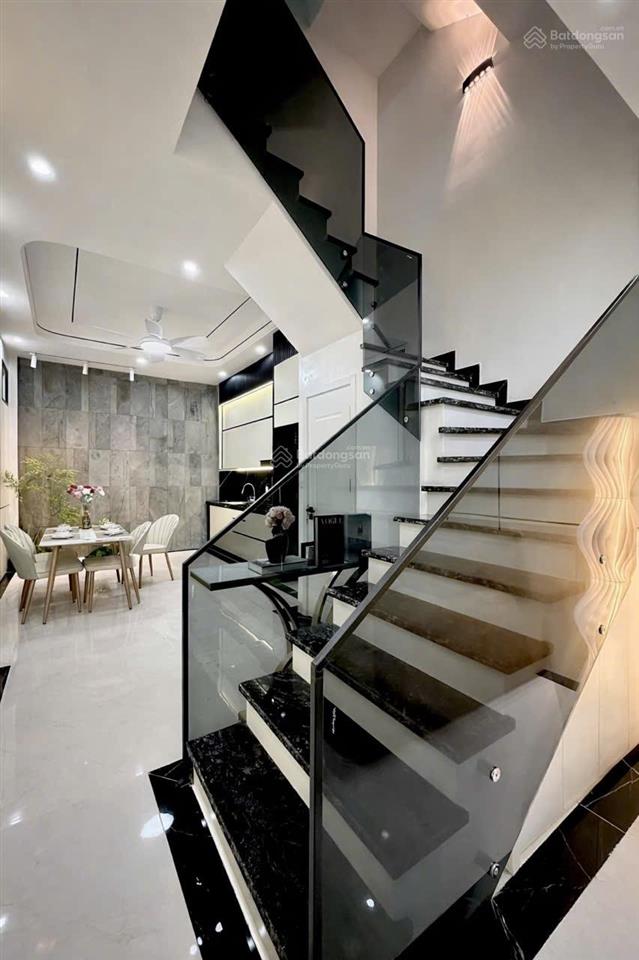 Xây mới  sân cổng  lô góc  sau mặt đường