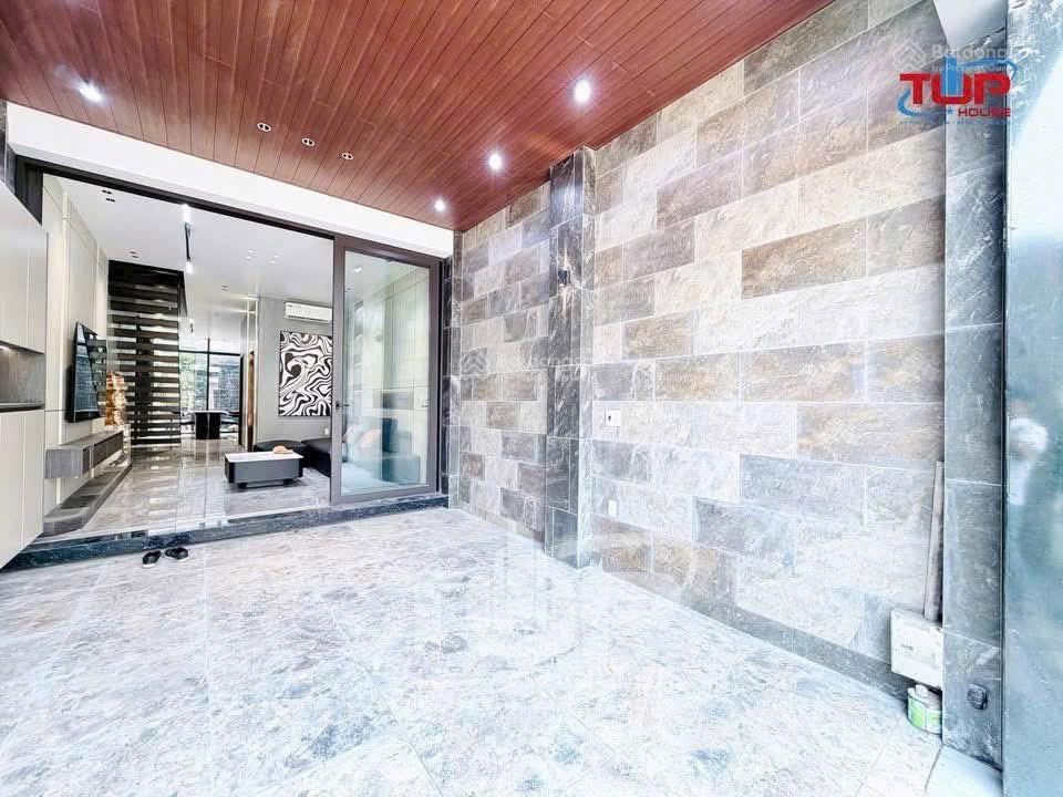 Siêu phẩm xây mới độc lập có sân vườn tiểu cảnh bể cá, thiết kế full nội thất và thang máy xịn sò