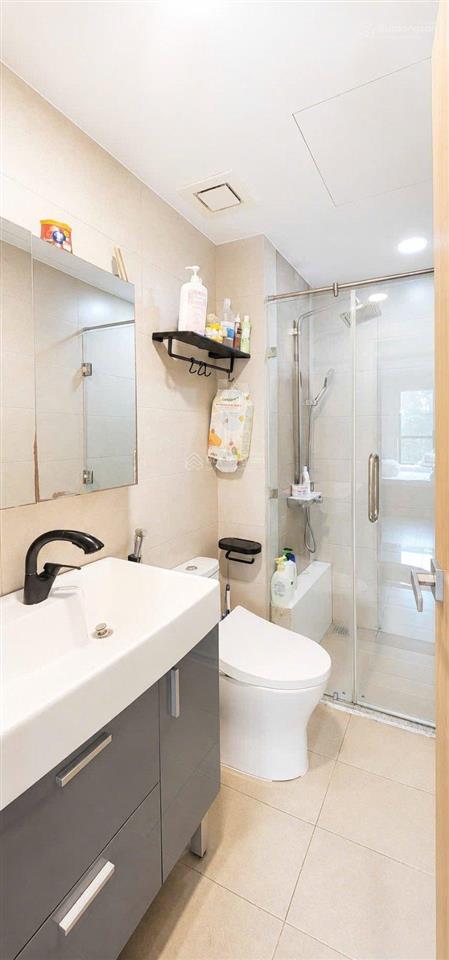 Cần bán 2pn, 1wc, 63m2 emerald celadon city, full nội thất, giá 5,150 tỷ