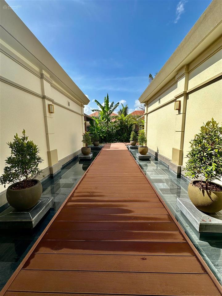 Bán biệt thự view trực diện biển đà nẵng sổ đỏ lâu dài.  0916 572 ***