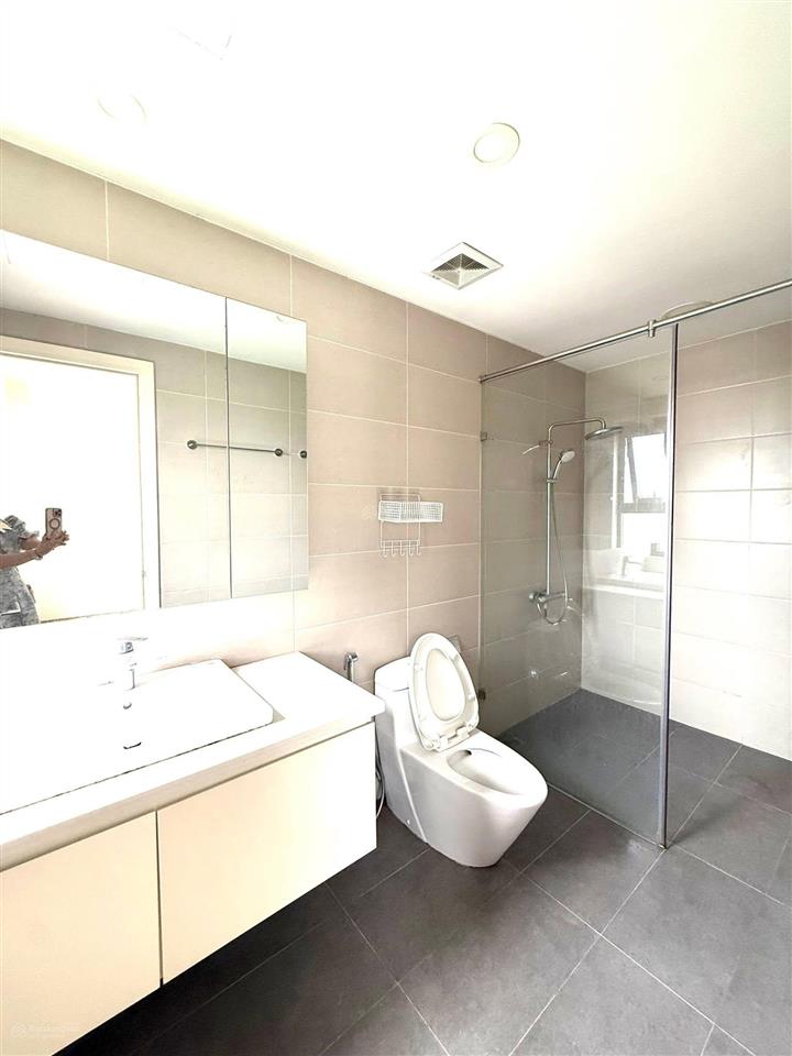 Giá tốt!! cho thuê chcc  hà nội paragon  duy tân  2pn  90m²  đồ cơ bản. giá chỉ 14tr