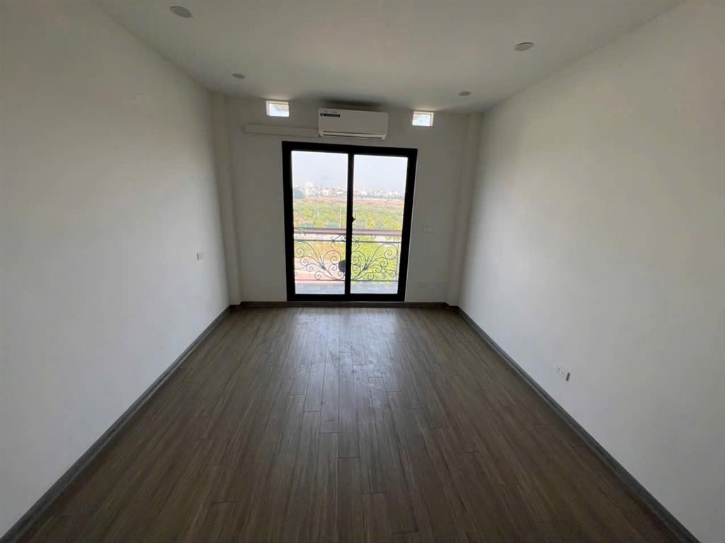 Chính chủ gửi bán căn nhà gần khu tđc cự khối, đường ô tô, vỉa hè, kinh doanh