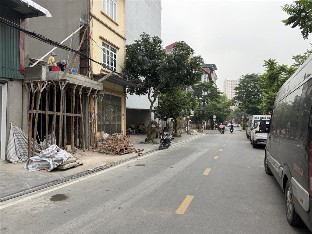 Bán nhà phố cổ linh 40m2 7 tầng thang máy, đường vỉa hè, ô tô tránh đối diện trường học, kinh doanh