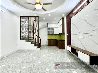 Bán nhà 30m2 x 5tầng ngõ 227 thạch bàn, ngay ngã tư cổ linh  thạch bàn