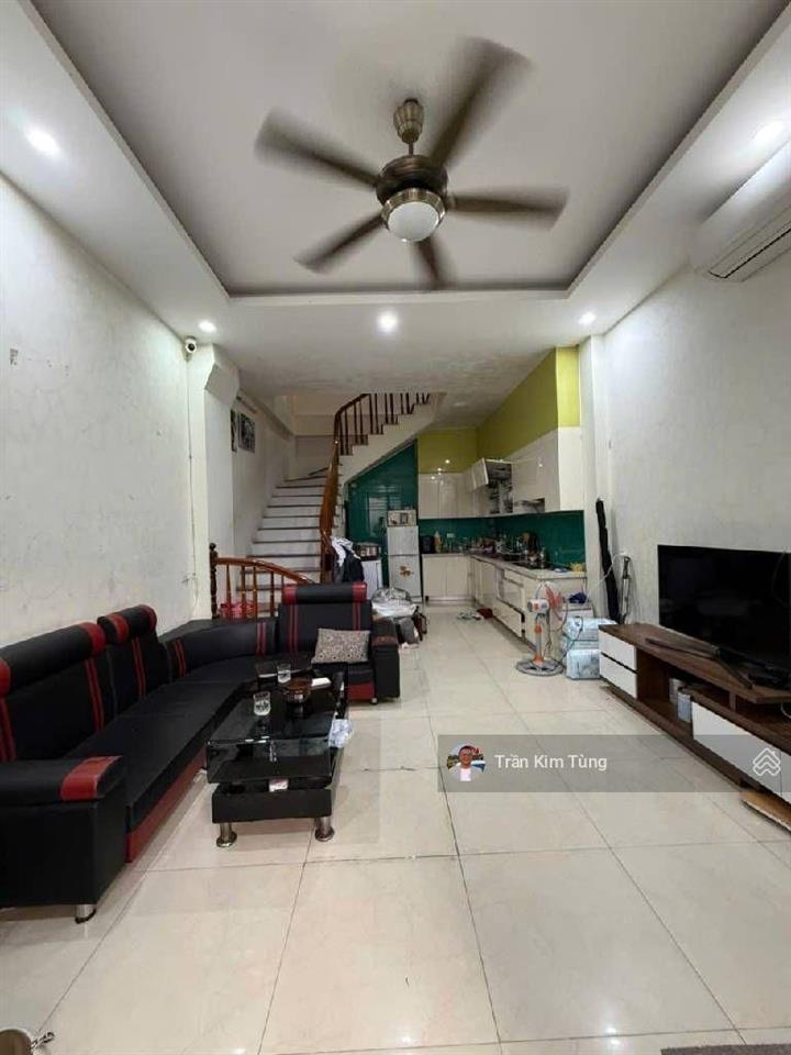 Bán nhà cổ linh  thạch bàn. dân xây 4 tầng x 40m  vị trí ngay mặt ngõ chính  ô tô 4 chỗ lùi cửa