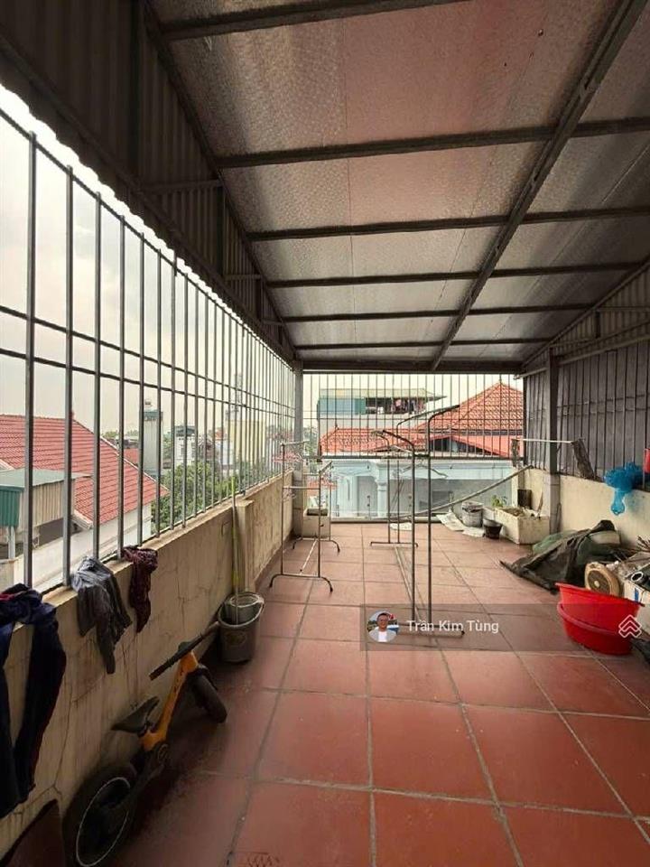 Bán nhà cổ linh  thạch bàn. dân xây 4 tầng x 40m  vị trí ngay mặt ngõ chính  ô tô 4 chỗ lùi cửa