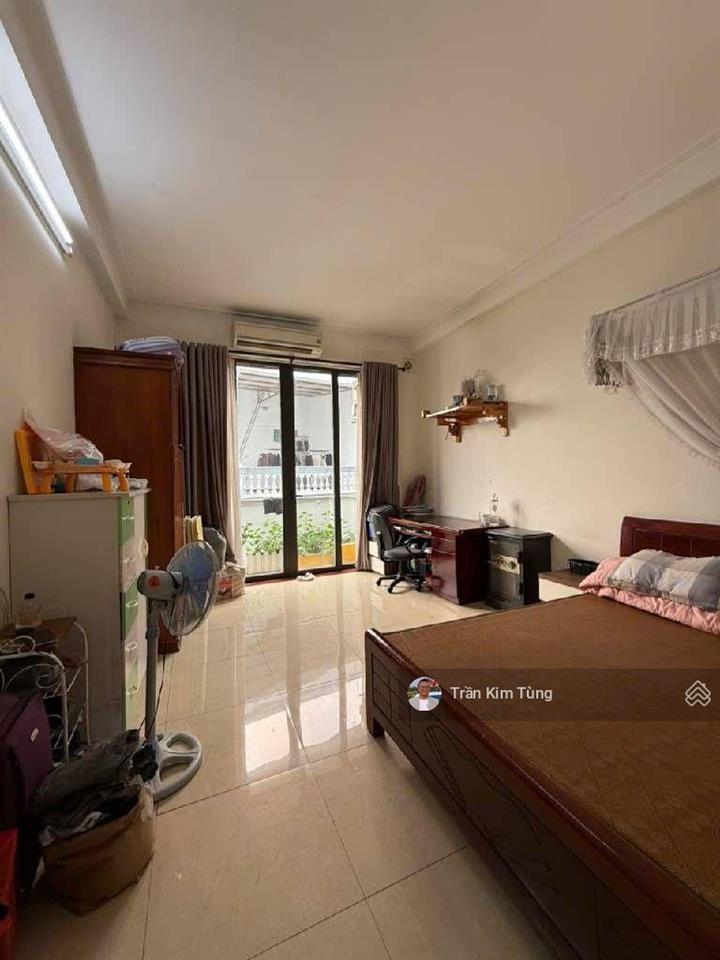 Bán nhà cổ linh  thạch bàn. dân xây 4 tầng x 40m  vị trí ngay mặt ngõ chính  ô tô 4 chỗ lùi cửa