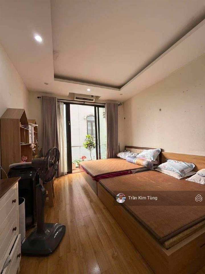Bán nhà cổ linh  thạch bàn. dân xây 4 tầng x 40m  vị trí ngay mặt ngõ chính  ô tô 4 chỗ lùi cửa