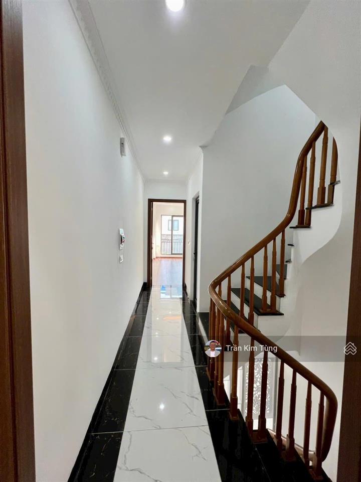 Bán nhà long biên 5 tầng  ngõ nông sát đường ô tô tránh kinh doanh  giá 6.x tỷ (có thương lượng)