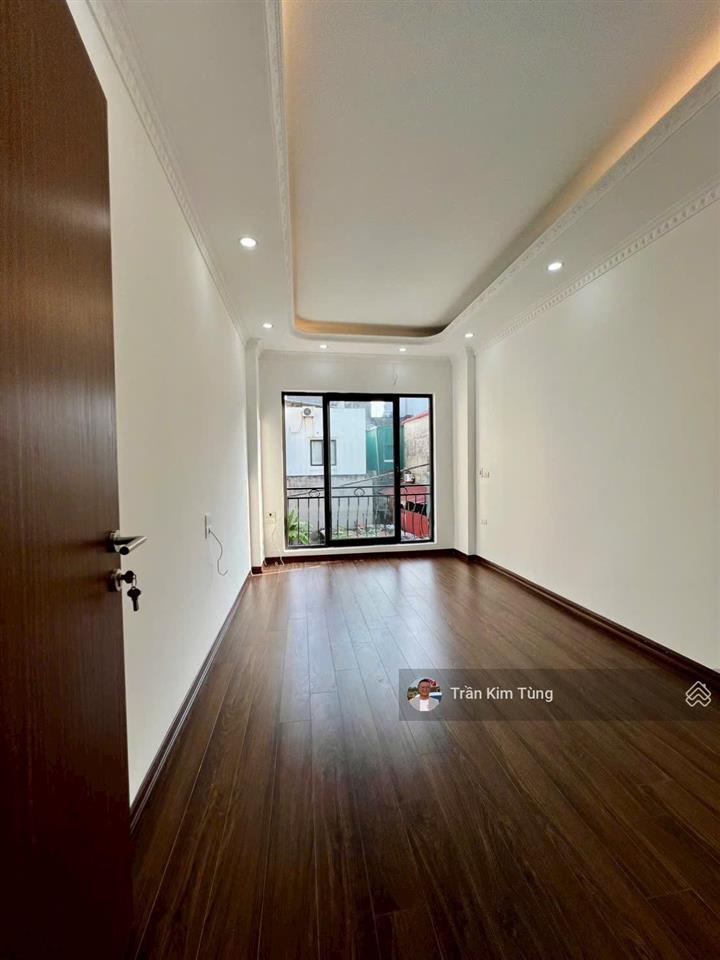 Bán nhà long biên 5 tầng  ngõ nông sát đường ô tô tránh kinh doanh  giá 6.x tỷ (có thương lượng)