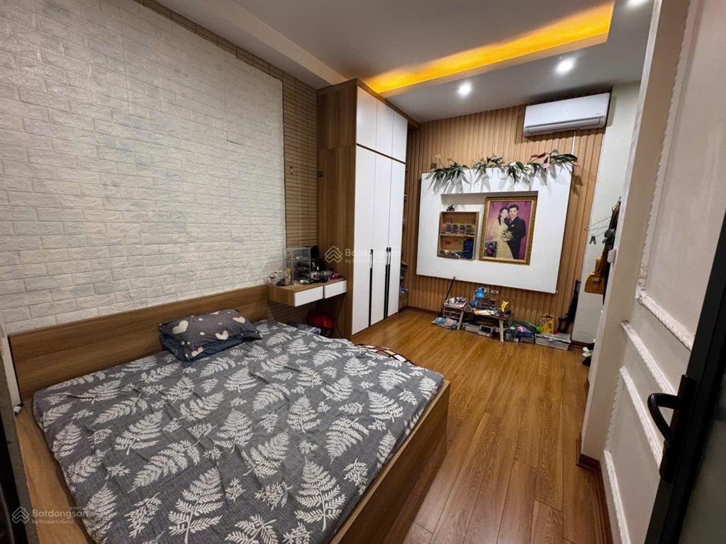 Bán nhà 4 tầng 1 tum 3 phòng ngủ, ngõ 219 bồ đề, ngay đường hồng tiến, gần cầu chương dương