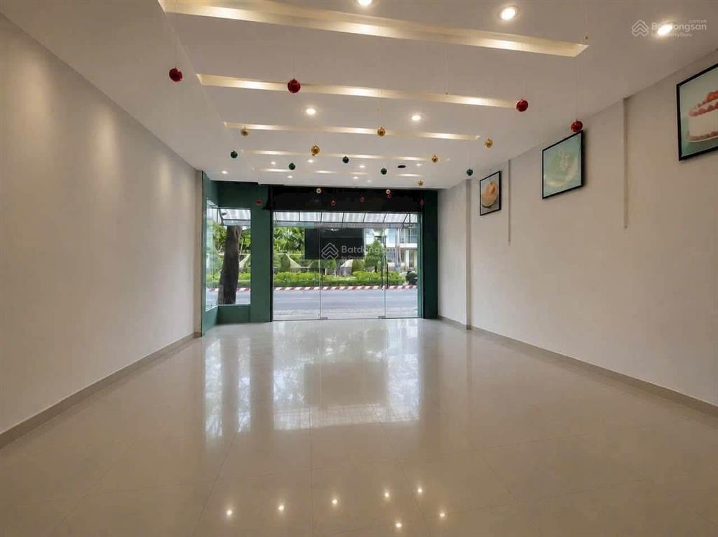 Giảm giá 10tr cho thuê mặt bằng hơn 120m2 mặt tiền đường yersin  thủ dầu một  bd