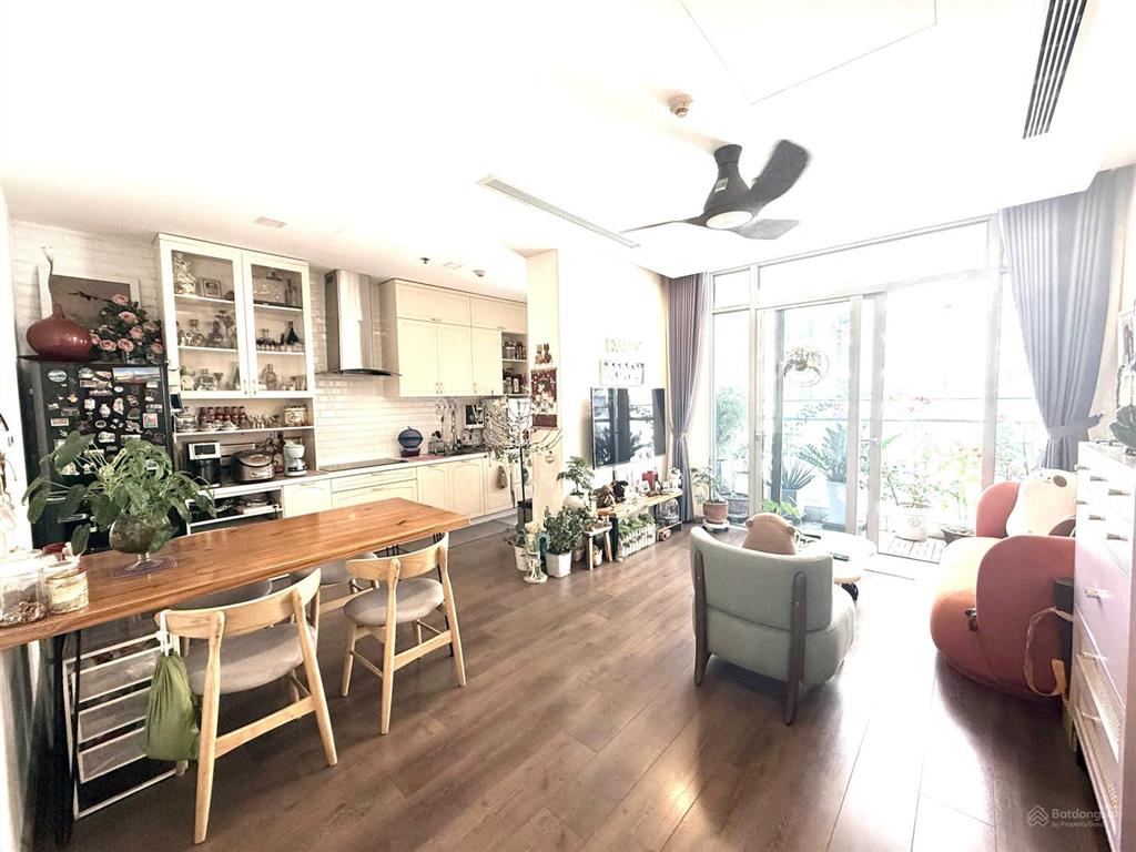 Cần tiền bán gấp 2pn vinhomes central park, diện tích 88m2, full nội thất decor, view sông