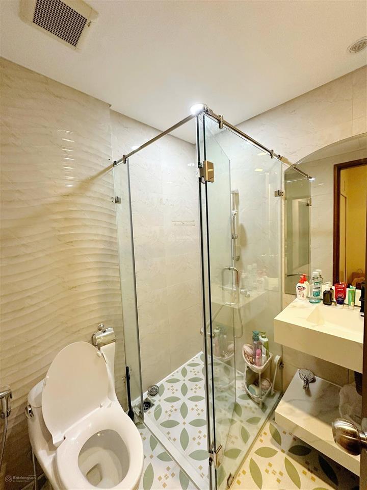 Bán gấp 2pn sở hữu lâu dài vinhomes central park, nội thất mới, view xem bắn pháo hoa