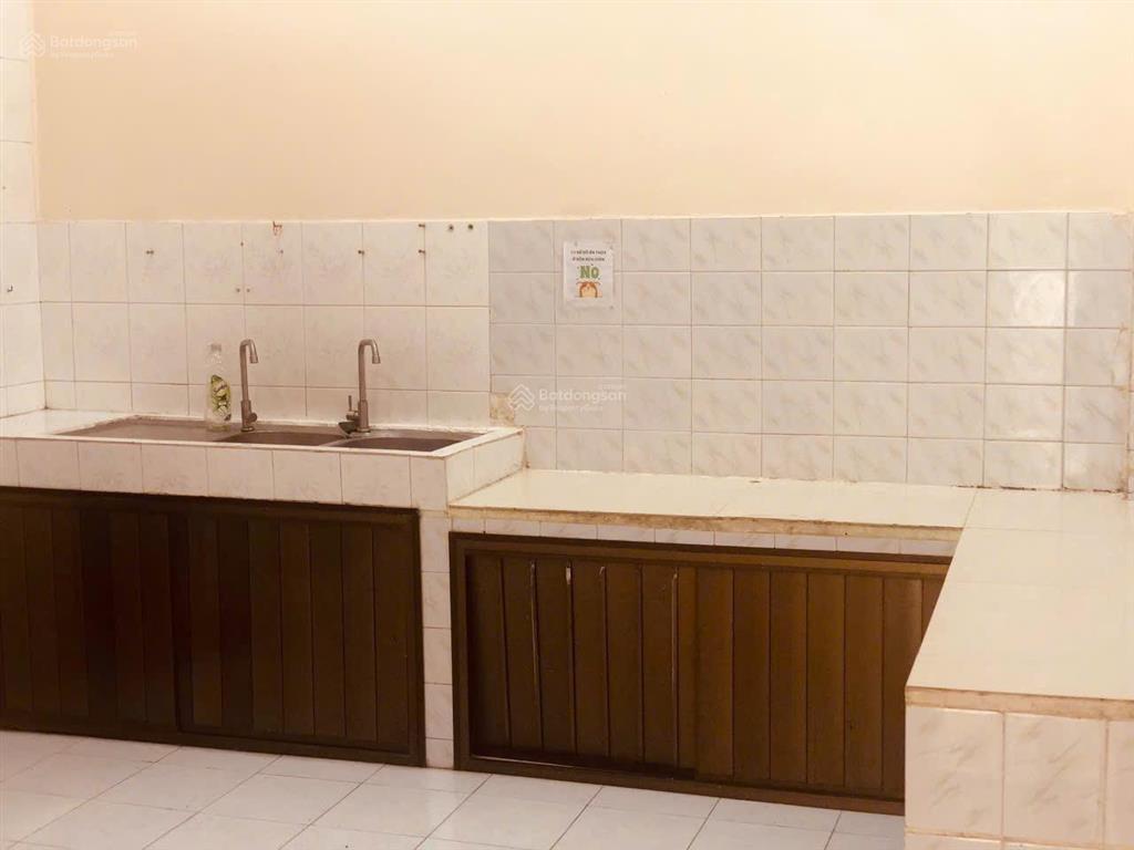 Cho thuê nhà riêng đường hồng hà, tân bình 15 triệu, 100m2, 2pn, 1wc, sân rộng