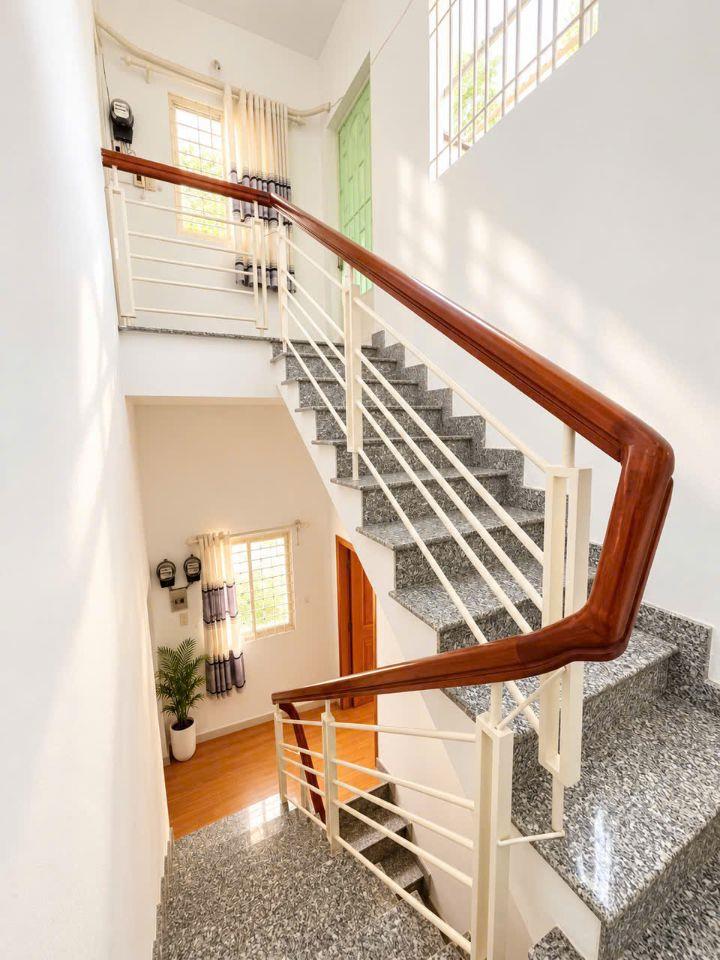 Chỉ với 7.6 tỷ có ngay dòng tiền 129tr/năm , ngang 5.6m, CHDV cho thuê, oto đậu tỏng nhà, DT công nhận đủ ngay Tân Bình