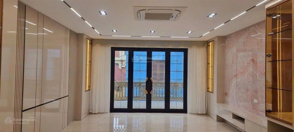 Cần cho thuê tòa nhà phân lô trần quốc hoàn,cầu giấy,hà nội, dt 52m x 6 tầng,tm, giá 34tr/tháng