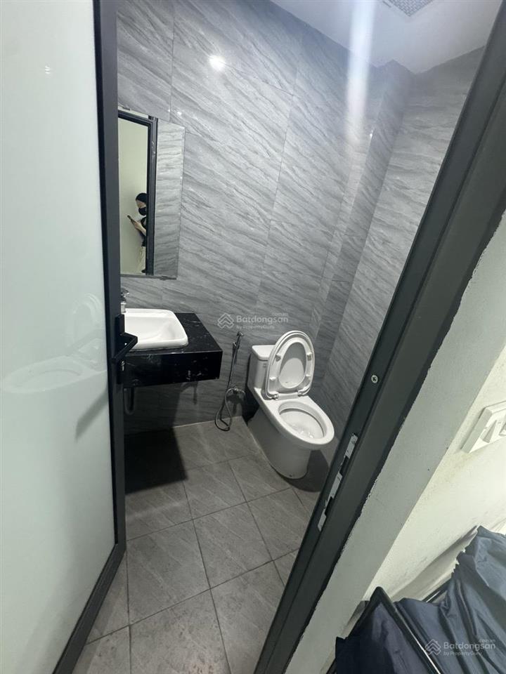Cho thuê văn phòng phố hoàng cầu, đống đa, hà nội, dt 55m², thông sàn, giá 11tr/tháng