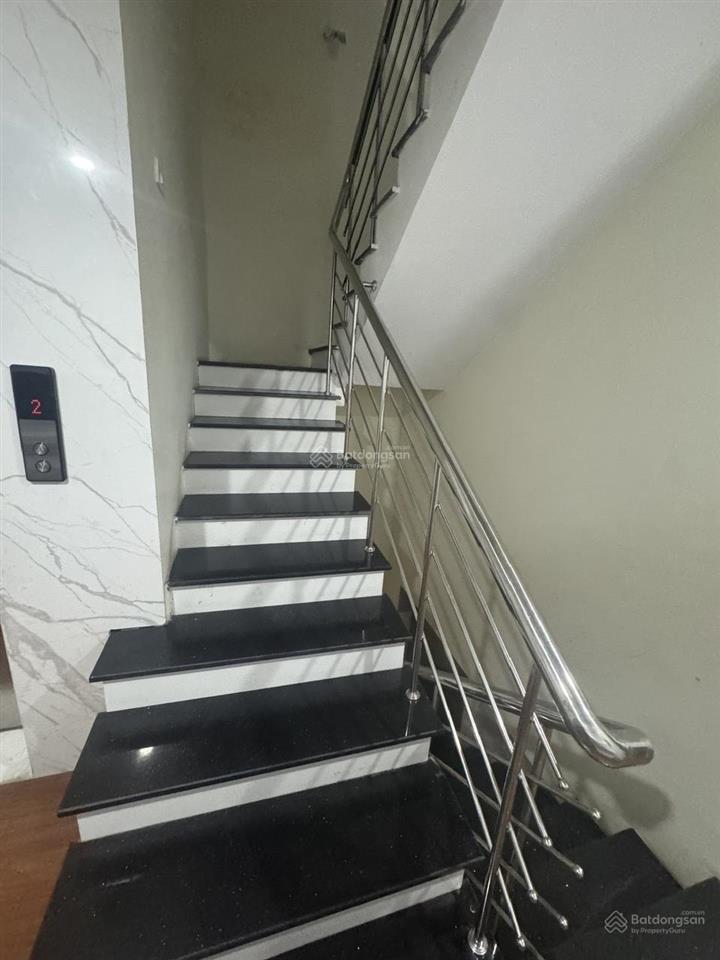 Cho thuê cả tòa nhà vp ngõ đội cấn, ba đình, hà nội, dt 65m2 x 6 tầng, tm, giá 35tr/tháng, mới keng