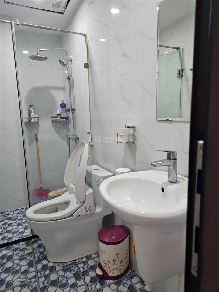 Cho thuê cả tòa nhà vp ngõ đội cấn, ba đình, hà nội, dt 65m2 x 6 tầng, tm, giá 35tr/tháng, mới keng