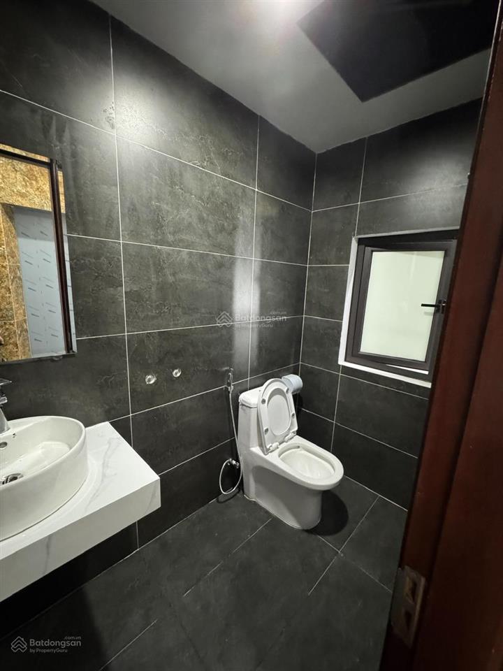 Cho thuê nhà cả tòa nhà vp phố nguyên hồng,đống đa,dt 75m2 x 7,5 tầng,tm,giá 60tr/tháng,mới tinh.