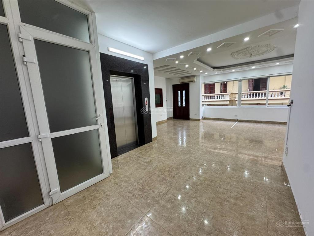Cho thuê văn phòng phố đê la thành, đống đa, hà nội, dtxd 80m2, thông sàn, giá 10tr/tháng