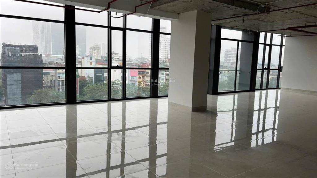 Cho thuê văn phòng phố đường láng, dtsd 250m2, thông sàn, giá 75tr/tháng, mới keng