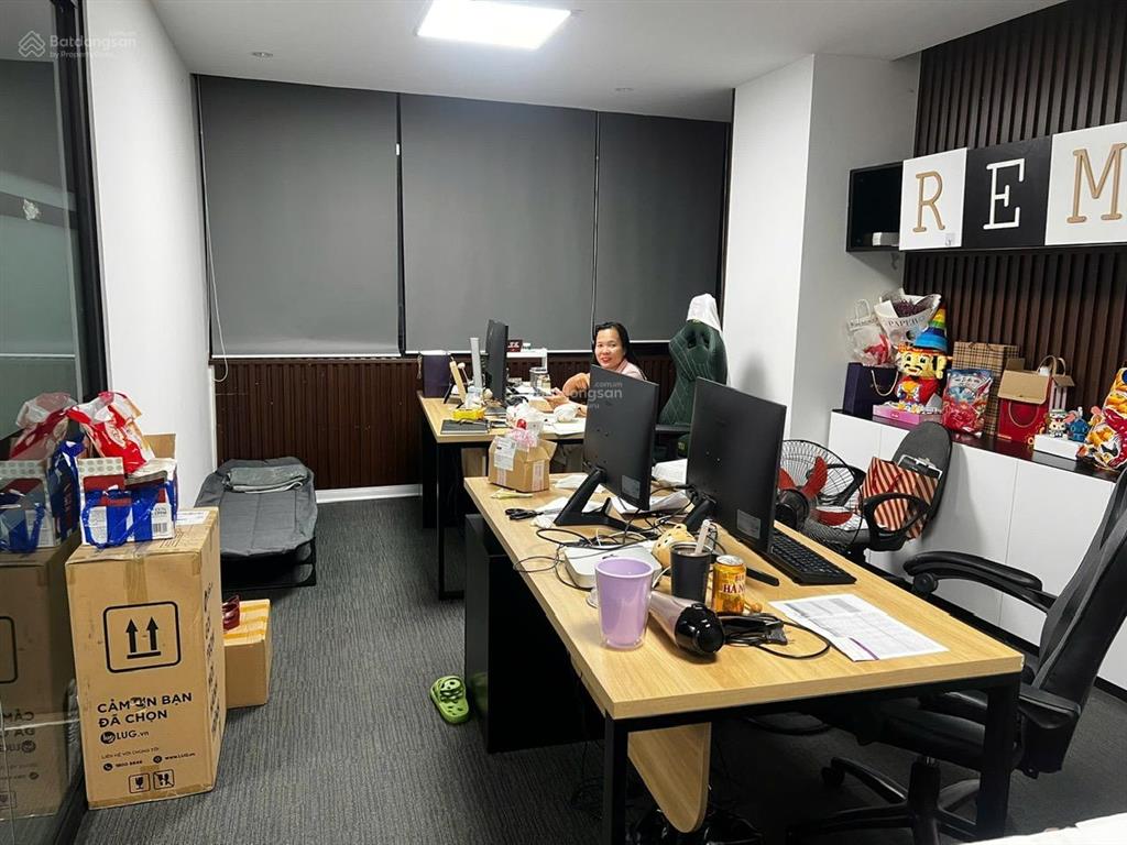 Cho thuê văn phòng phố hoàng quốc việt, cầu giấy, hà nội, dtsd 130m2,thông sàn,giá 24tr/tháng