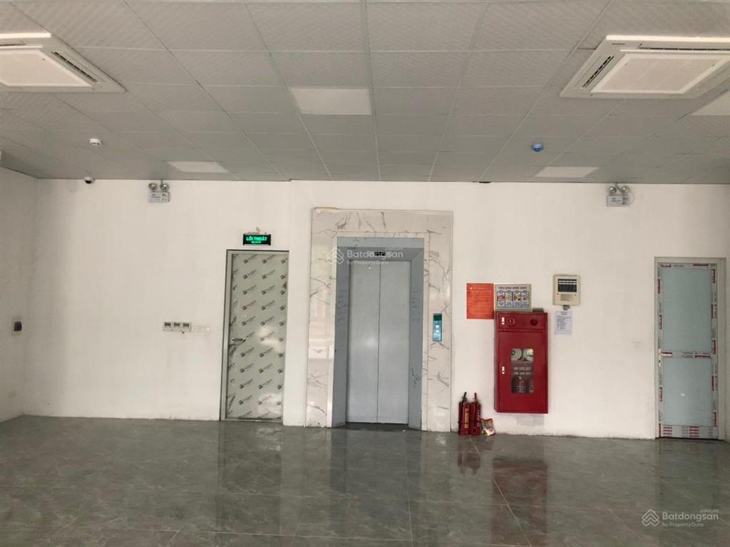 Cho thuê văn phòng phố hoàng quốc việt, cầu giấy, hà nội, dtsd 130m2,thông sàn,giá 24tr/tháng