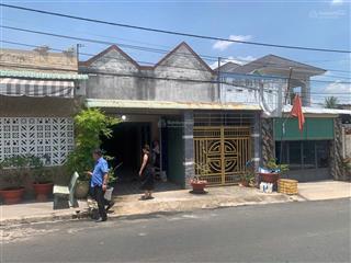 Cần bán gấp nhà mặt tiền 126m2, ngay chợ dầu tiếng, thị trấn dầu tiếng, bình dương, dân cư đông đúc