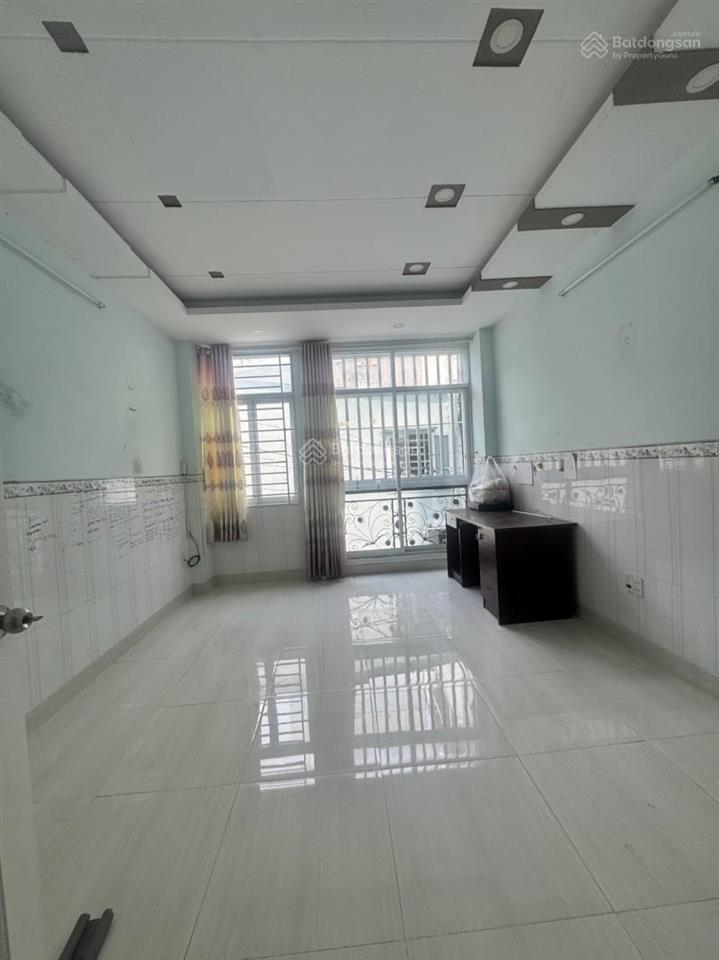 Nhỉnh 6t sở hữu ngay 30m2  nhà huỳnh văn bánh cần bán  5 tầng  tiện mua ở.