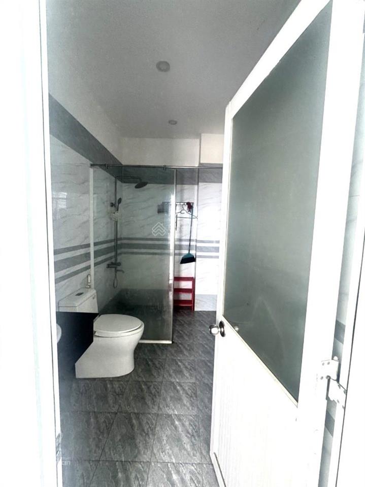 Nhỉnh 6t sở hữu ngay 30m2  nhà huỳnh văn bánh cần bán  5 tầng  tiện mua ở.