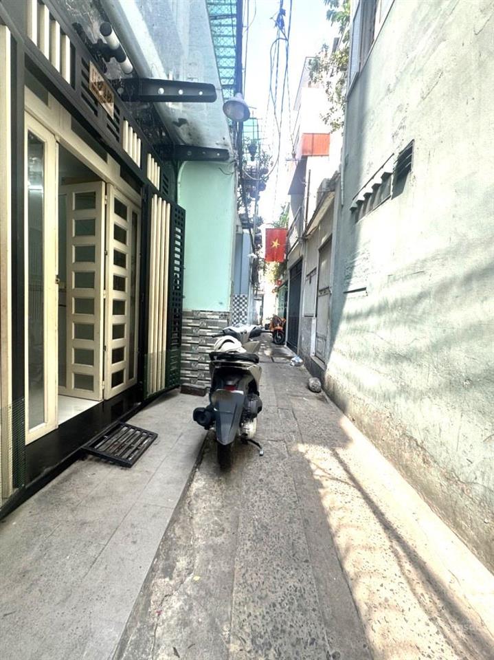 Nhỉnh 6t sở hữu ngay 30m2  nhà huỳnh văn bánh cần bán  5 tầng  tiện mua ở.