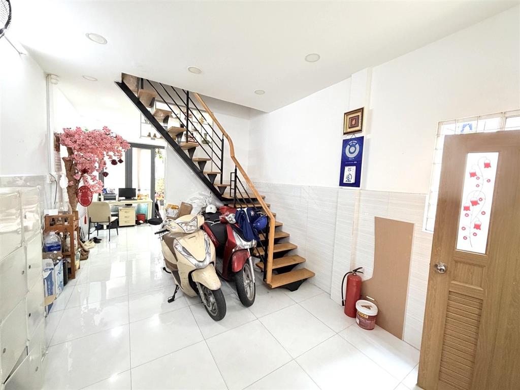 Nhà đẹp phan đăng lưu, dt 33m2, tiện mua ở, mbkd, sẵn sàng dọn vào ở, nhỉnh 7 tỷ.