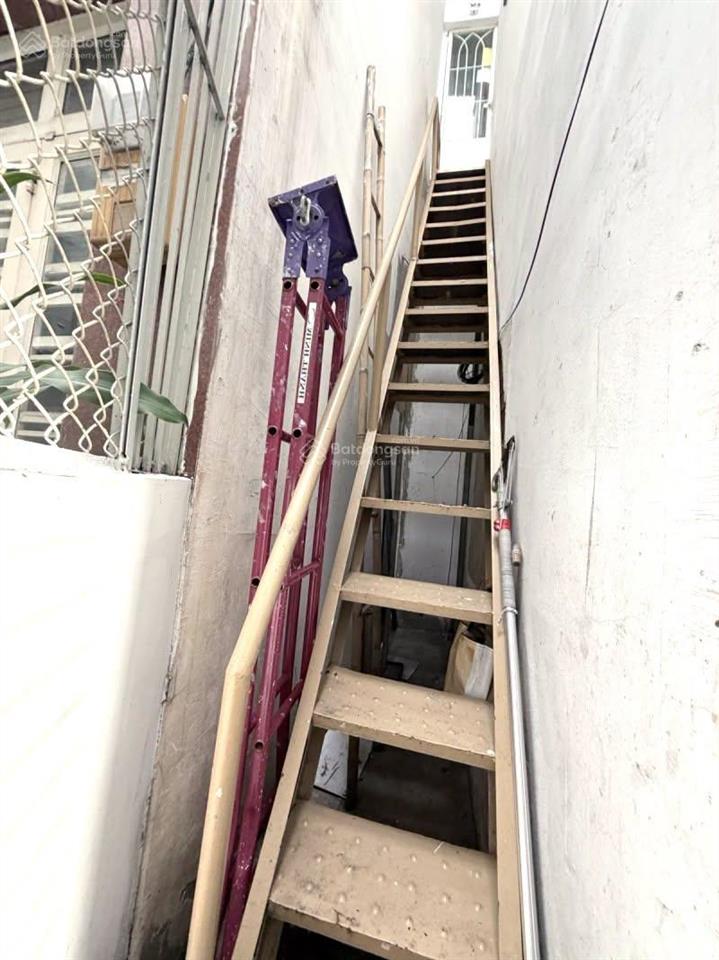 7.8 tỷ  nhà dt 56 m2 (4x15)  huỳnh văn bánh. chỉ 1 căn ra mt ô tô. vị trí thuận tiện mua ở