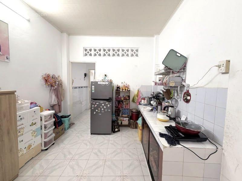 7.8 tỷ  nhà dt 56 m2 (4x15)  huỳnh văn bánh. chỉ 1 căn ra mt ô tô. vị trí thuận tiện mua ở