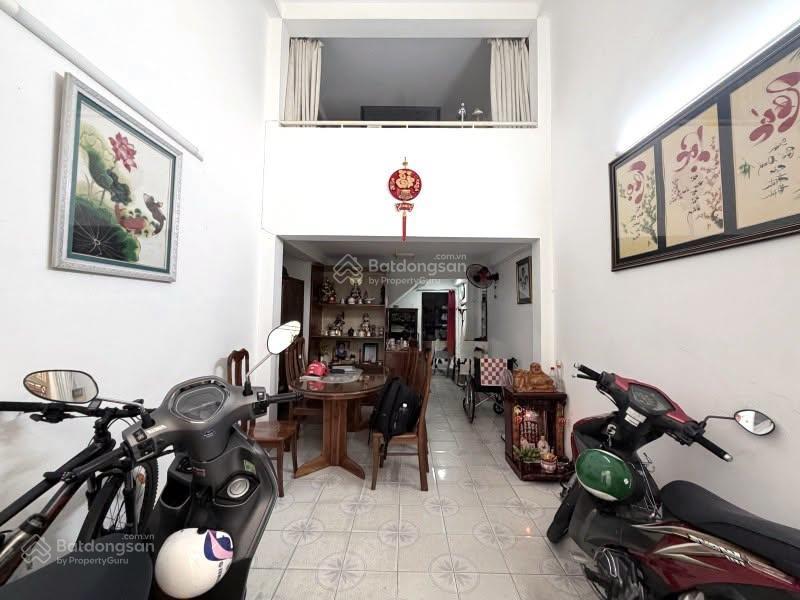 7.8 tỷ  nhà dt 56 m2 (4x15)  huỳnh văn bánh. chỉ 1 căn ra mt ô tô. vị trí thuận tiện mua ở