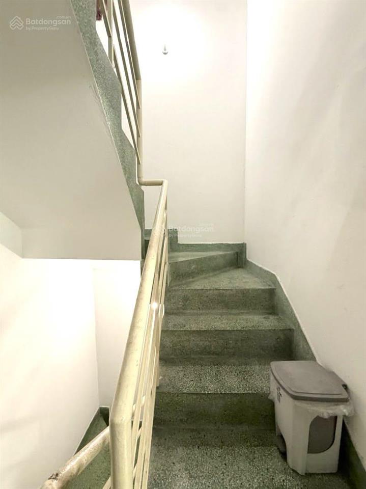 7.8 tỷ  nhà dt 56 m2 (4x15)  huỳnh văn bánh. chỉ 1 căn ra mt ô tô. vị trí thuận tiện mua ở