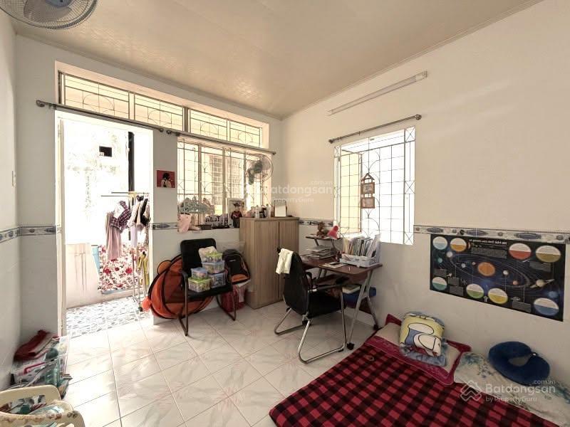 7.8 tỷ  nhà dt 56 m2 (4x15)  huỳnh văn bánh. chỉ 1 căn ra mt ô tô. vị trí thuận tiện mua ở