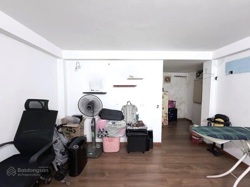 7.8 tỷ  nhà dt 56 m2 (4x15)  huỳnh văn bánh. chỉ 1 căn ra mt ô tô. vị trí thuận tiện mua ở