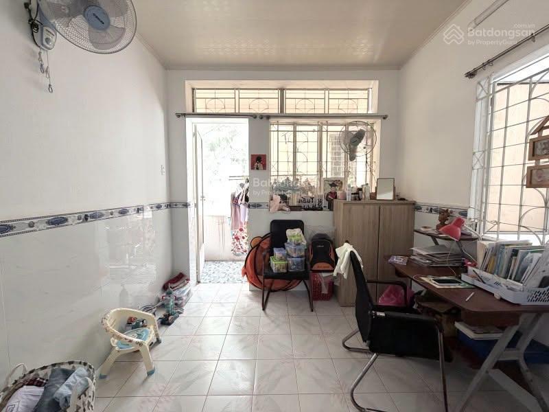7.8 tỷ  nhà dt 56 m2 (4x15)  huỳnh văn bánh. chỉ 1 căn ra mt ô tô. vị trí thuận tiện mua ở